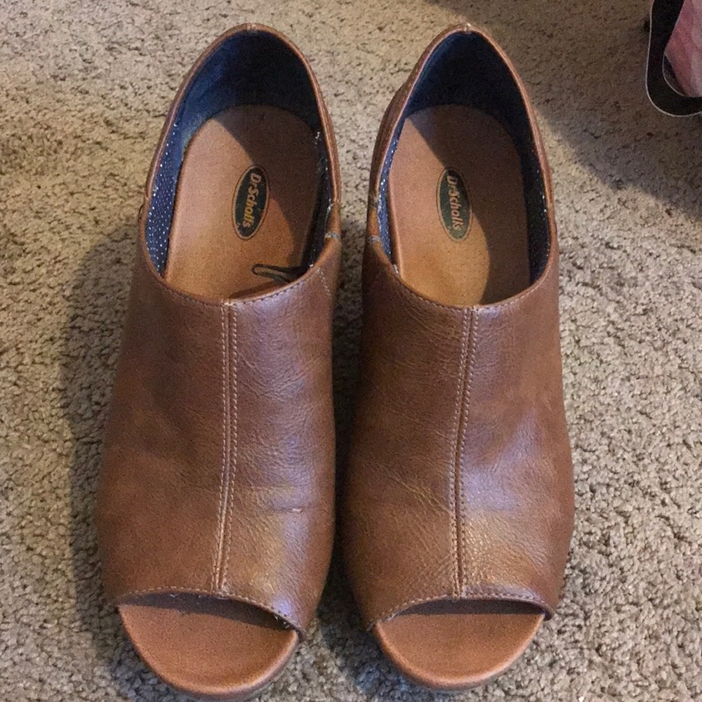 Dr. Scholls tan vry comfortable and stylish.